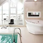 Five-bedroom In 3 Holiday home