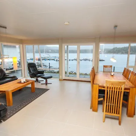 Holiday home Five-bedroom In 3