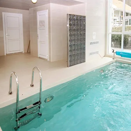 Five-bedroom In 3 Holiday home *