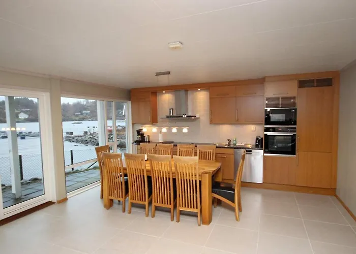 Five-bedroom In 3 Jelsa